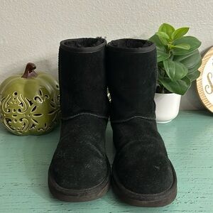 Nice cozy boots in good used condition SZ 8 box 36